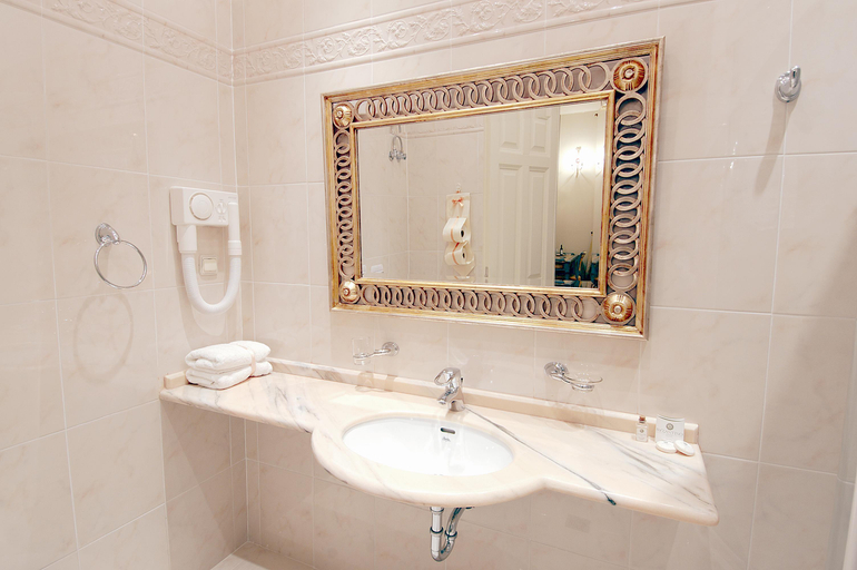 Bathroom 4, Konstantinos Paleologos, West Greece