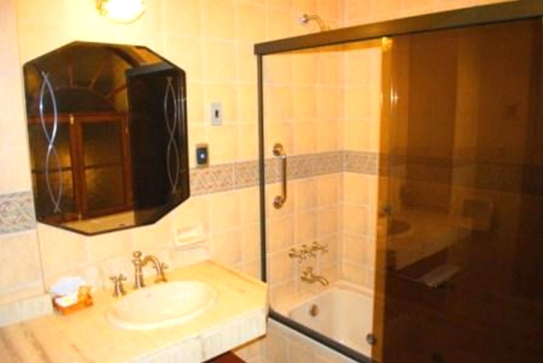 Bathroom, San Marino Royal, Oropeza