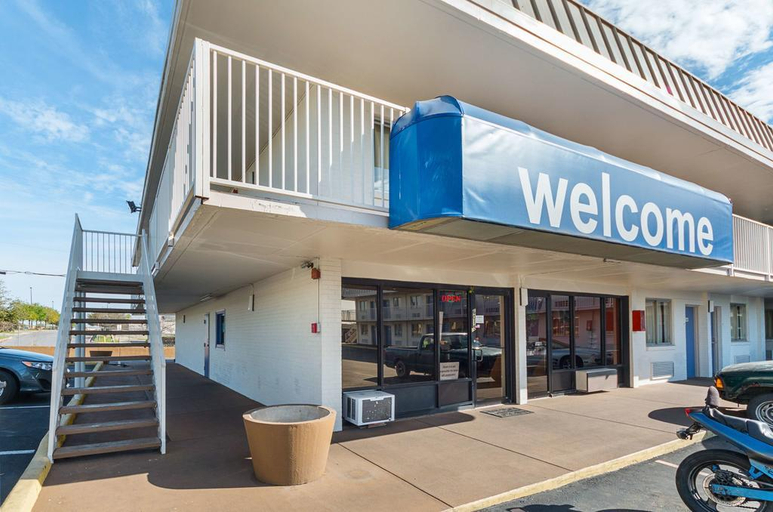 Exterior & Views 2, Econo Lodge Central, Bexar