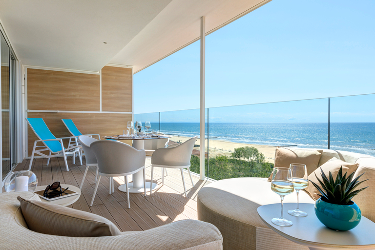 Exterior & Views