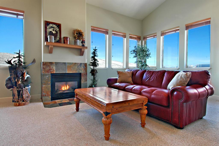 Public Area 4, Crestview Condominiums, Summit