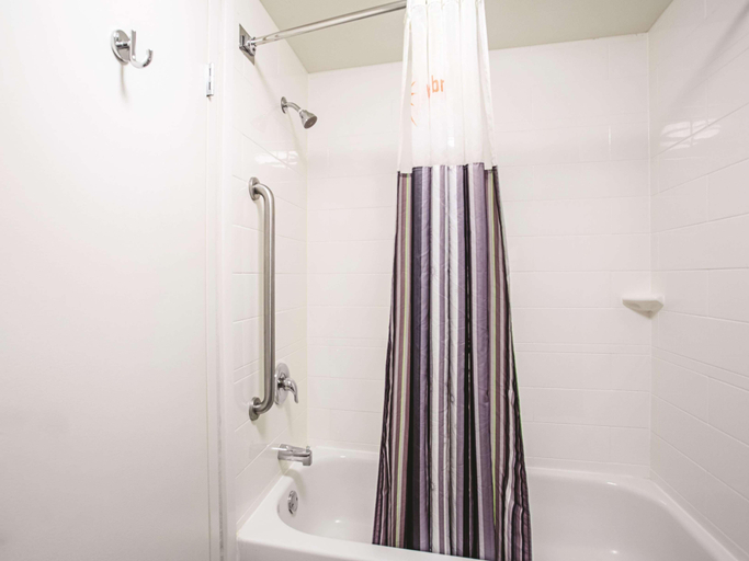 Bathroom 3, La Quinta Inn & Suites Baltimore North, Baltimore