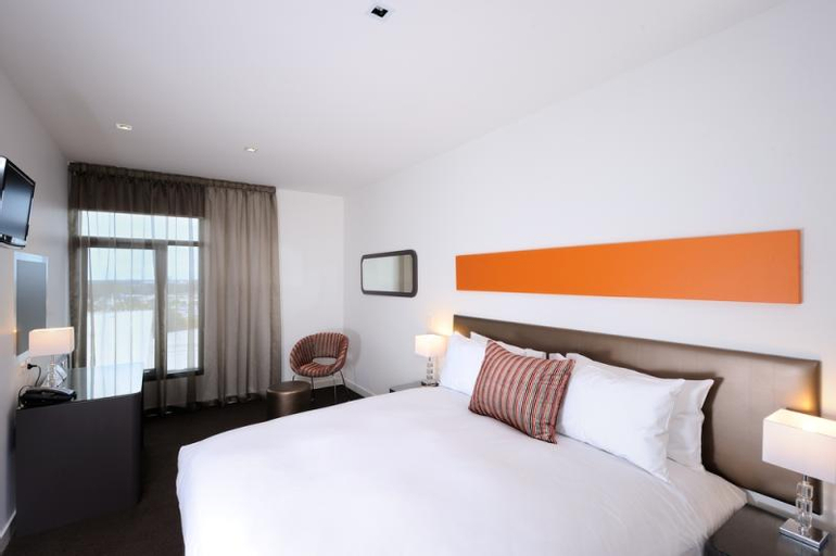 Bedroom 1, Dandenong Central Apartment Hotel, Gr. Dandenong - Dandenong