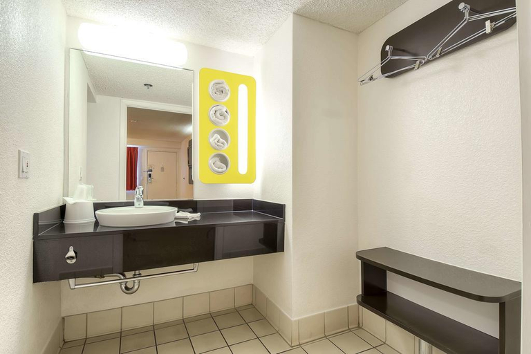 Bathroom 4, Motel 6 Anaheim Maingate, Orange