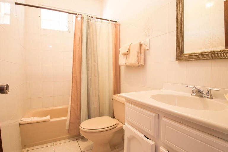 Bathroom 4, The Lazy Parrot Inn