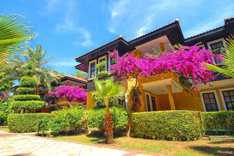 Exterior & Views