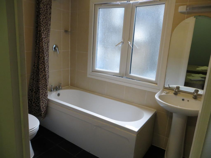 Bathroom 5, Corbigoe Hotel, London