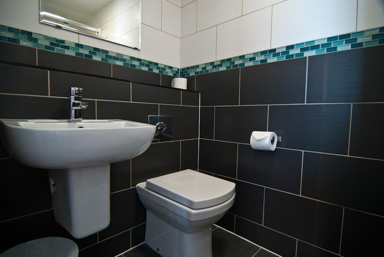 Bathroom 4, Comfotel BLU, London