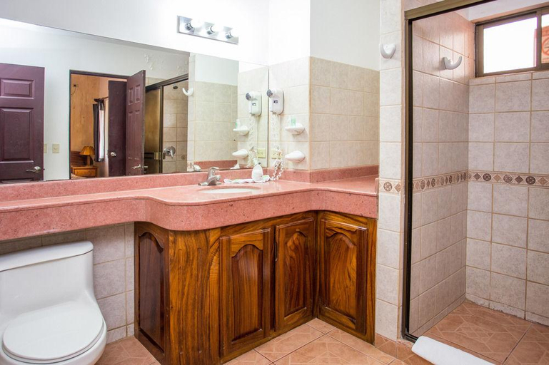 Bathroom, Inn On the Park, Aguirre