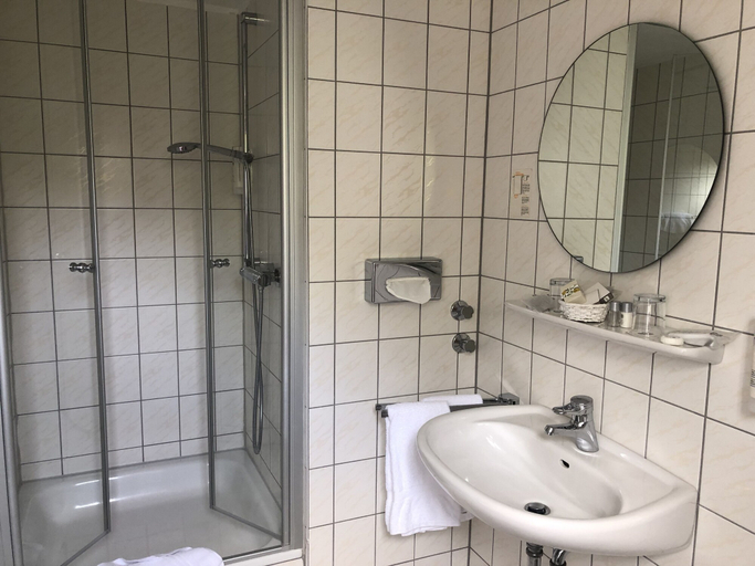 Bathroom 4, Hotel & Gastropark Loemuhle, Recklinghausen