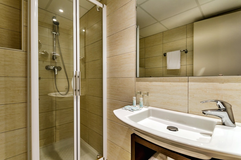 Bathroom 5, Helgon Hotel – Lourdes Pyrenees, Hautes-Pyrénées