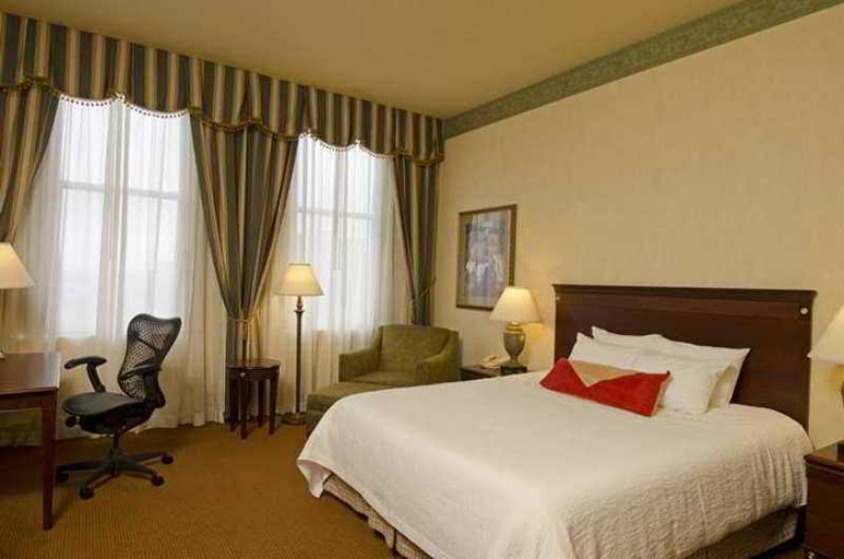 Bedroom 3, Hilton Garden Inn Indianapolis Downtown, Indianapolis