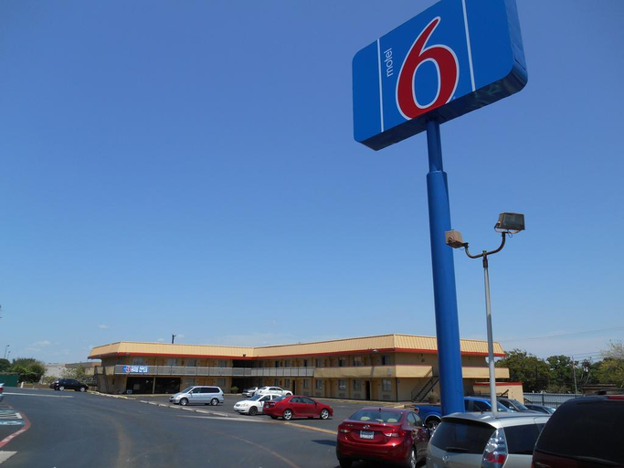 Exterior & Views 2, Econo Lodge Central, Bexar