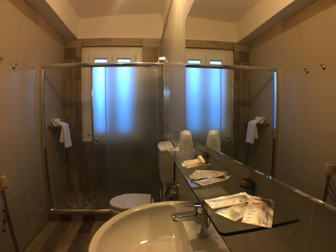 Bathroom 4, Albergo Serena, La Spezia