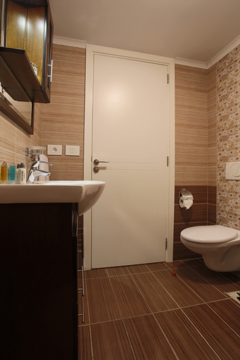 Bathroom 5, Monoberge, Jubail