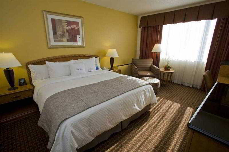 Bedroom 2, Doubletree Hotel Milwaukee City Center , Milwaukee