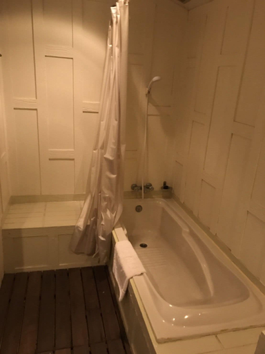 Bathroom 5, The Imperial Home Hotel, Lak Si