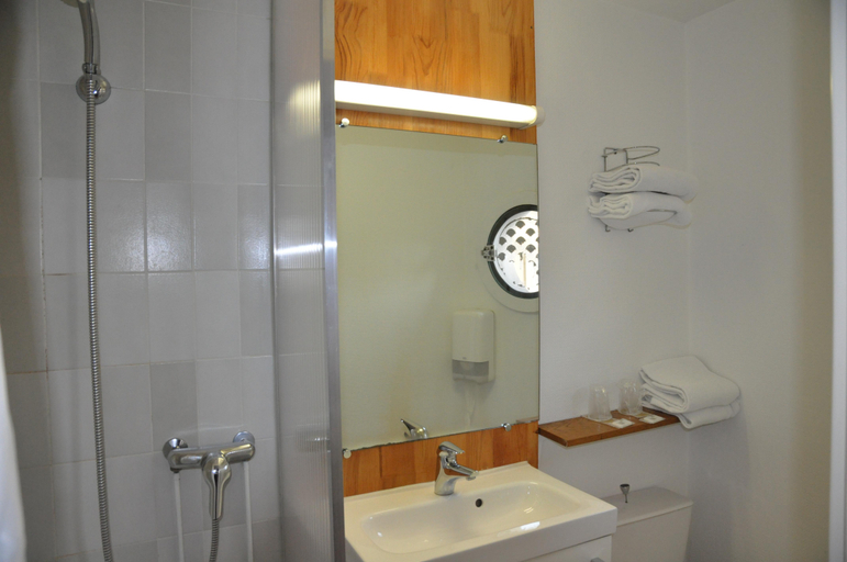 Bathroom 4, B&B HOTEL ROUEN Centre, Seine-Maritime
