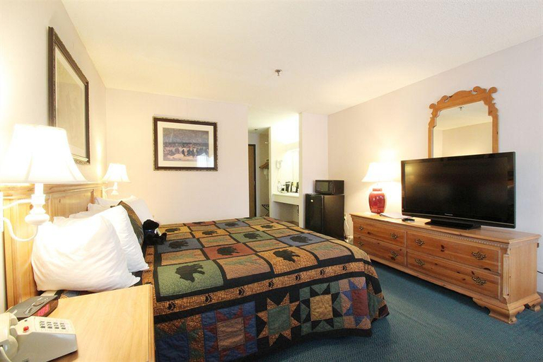 Bedroom 3, Black Bear Inn, Ascend Hotel Collection, Penobscot