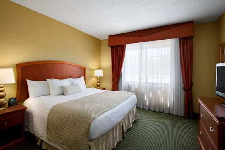 Bedroom 2, Embassy Suites by Hilton Greensboro Airport, Guilford