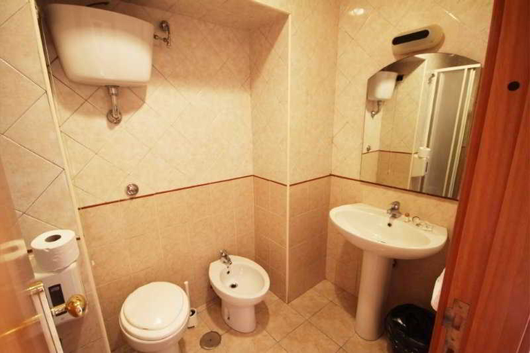 Bathroom 4, Hotel Zara, Napoli