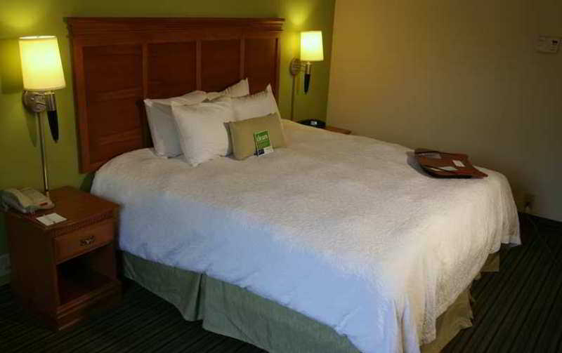 Bedroom 3, Hampton Inn Birmingham I-65/Lakeshore Drive, Jefferson