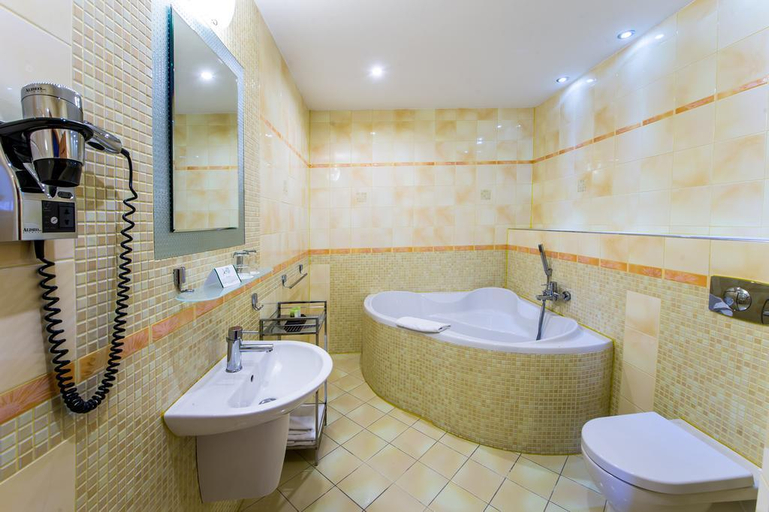 Bathroom 4, Hotel Cascade, Most