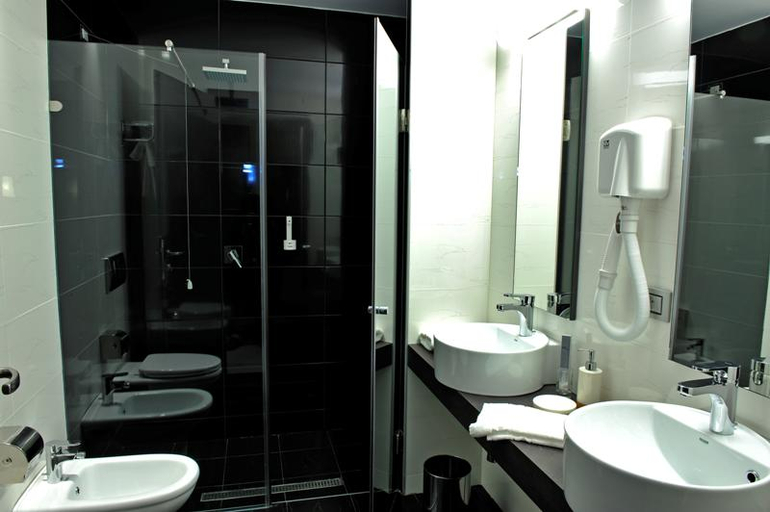 Bathroom 4, Sky Tower Hotel, Tiranës