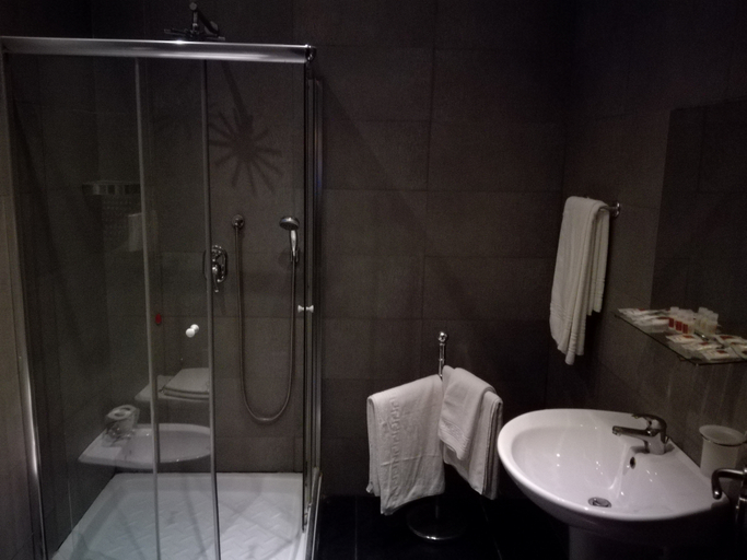 Bathroom 3, Hotel Guiren, Napoli