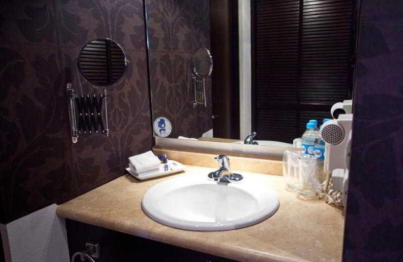 Bathroom, Clara Luna, Xico