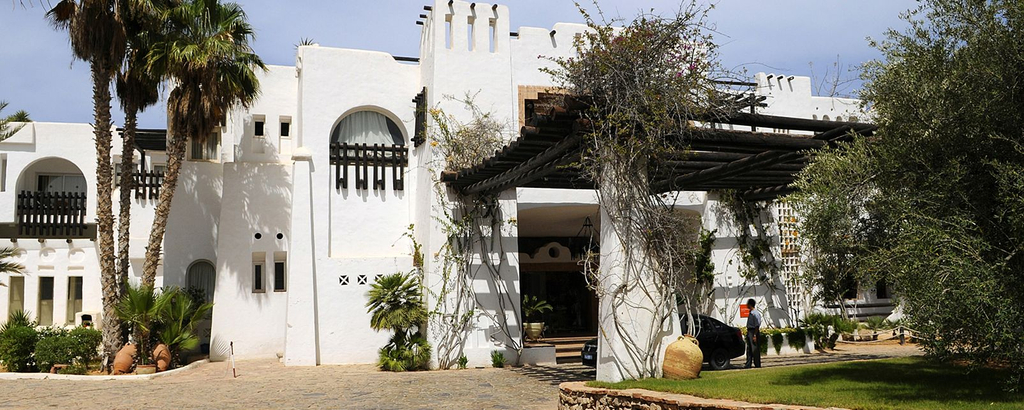 Exterior & Views