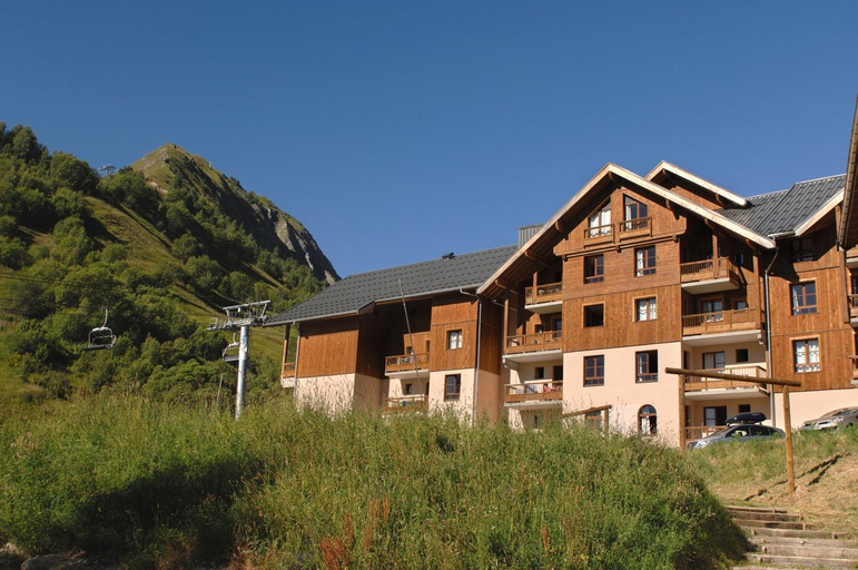 Exterior & Views