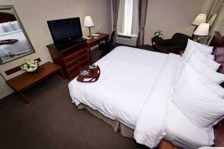 Bedroom 3, Hampton Inn Charlotte-Uptown, Mecklenburg