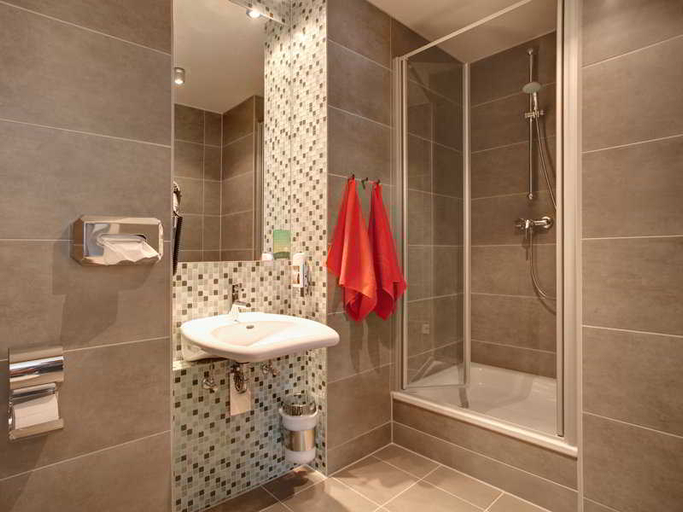 Bathroom, MEININGER Hotel Berlin Mitte Humboldthaus, Berlin