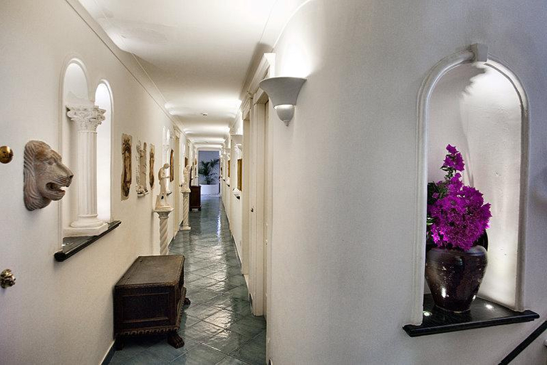 Public Area 2, Bussola di Hermes, Napoli