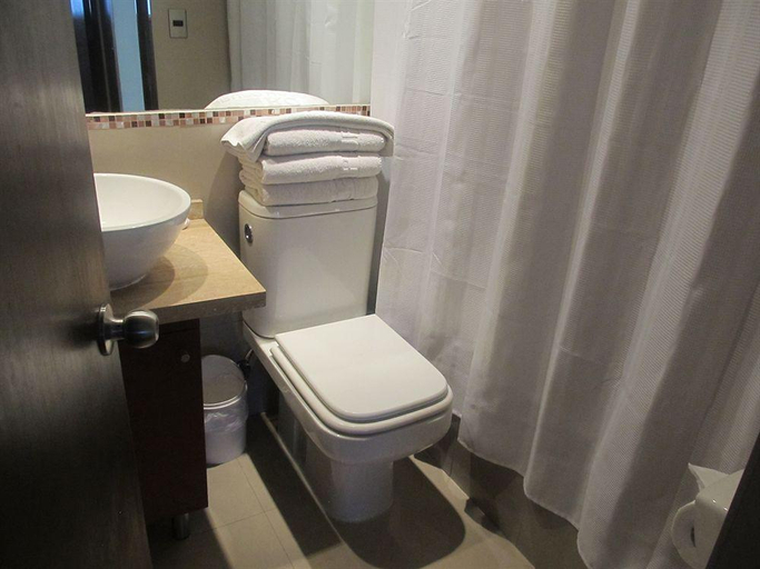Bathroom, RQ Costanera Apartments, Santiago