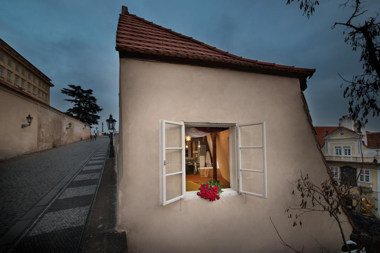 Exterior & Views