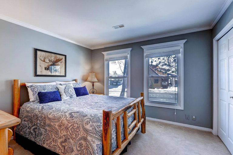Bedroom, Sunflower 2, Summit