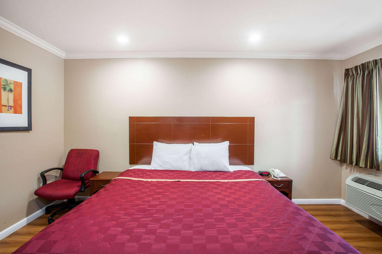 Bedroom 3, Travelodge by Wyndham Ontario, San Bernardino