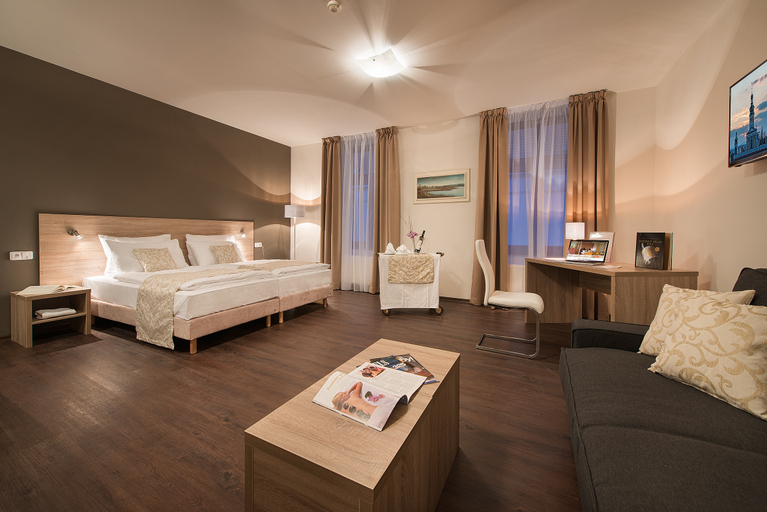 Bedroom 2, Grand Hotel Zvon, České Budějovice