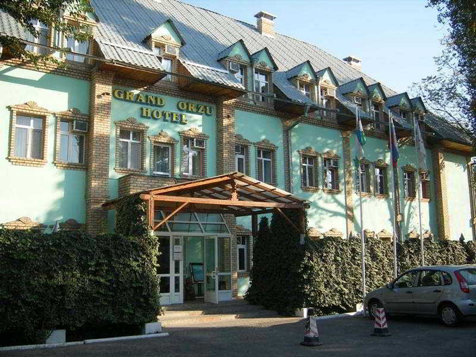 Exterior & Views