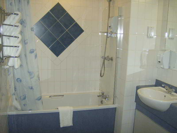 Bathroom, B&B Hotel Manchester SportCity, Tameside