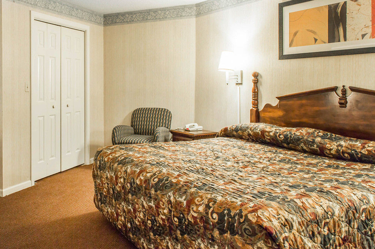 Bedroom 2, Gold Star Inn & Suites, New London