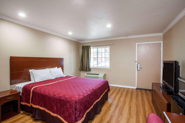 Bedroom 2, Travelodge by Wyndham Ontario, San Bernardino
