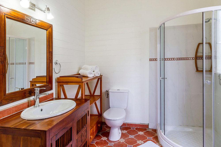 Bathroom, Le Domaine Saint Aubin , La Trinité