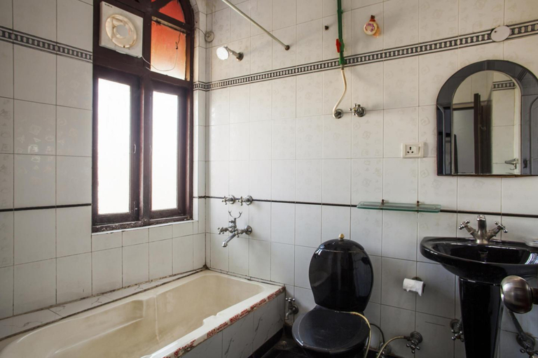 Bathroom 4, Hotel Sarthak Palace, Delhi