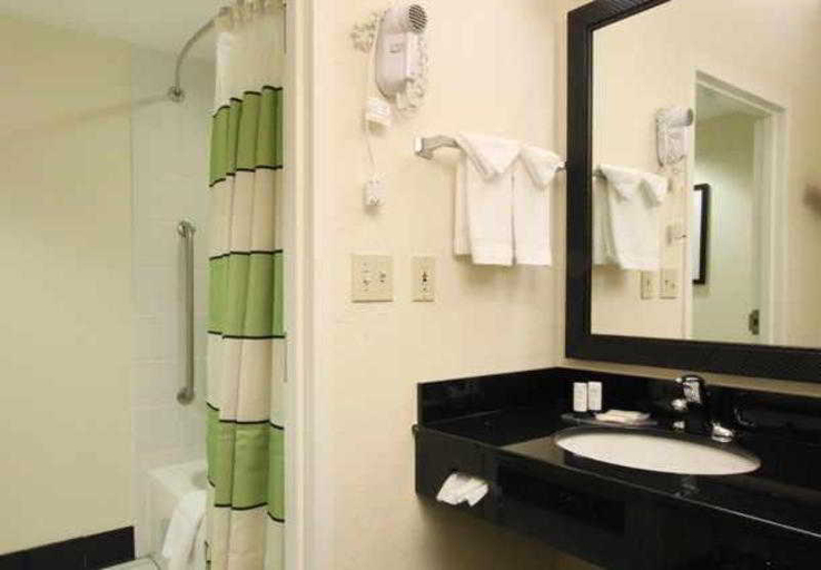 Bathroom 4, Fairfield Inn & Suites Memphis I-240 & Perkins, Shelby