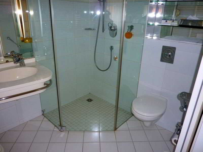 Bathroom 4, Victor's Residenz-Hotel Leipzig, Leipzig