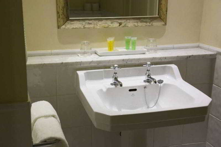 Bathroom 5, Castle Hotel Macroom