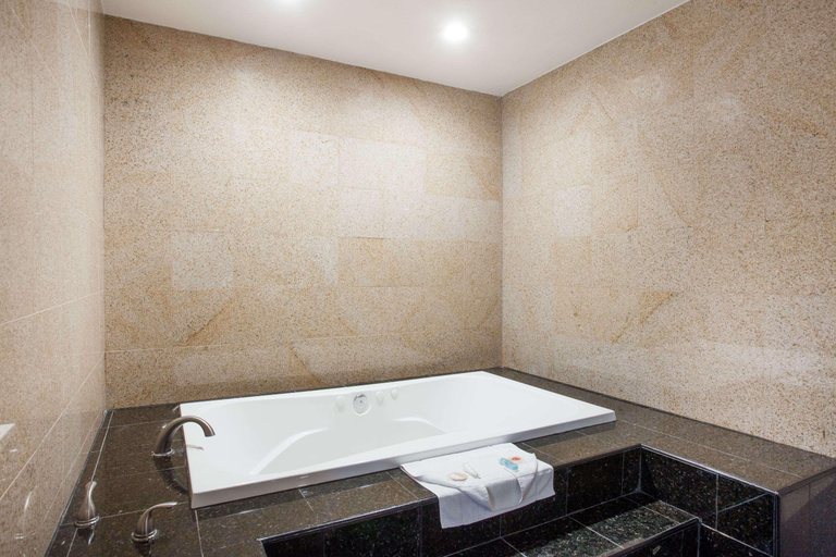 Bathroom, Travelodge by Wyndham Ontario, San Bernardino